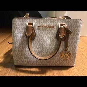 Small Micheal Kors Crossbody bag